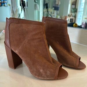 STEVEN BY STEVE MADDEN LEATHER AND SUEDE HEEL SIZE 8